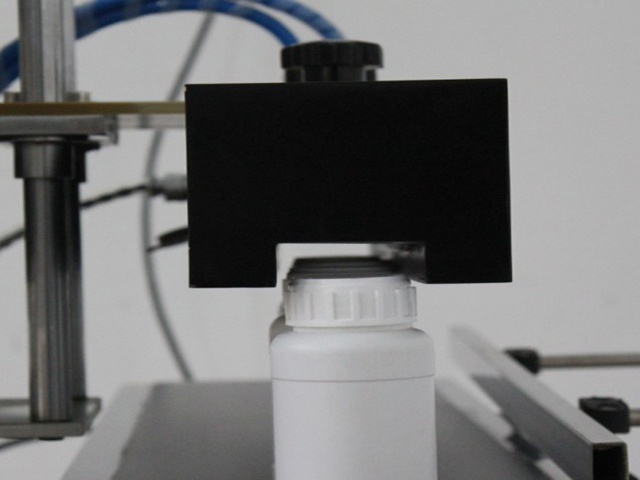 indukčný tesniaci stroj tunelového typu.jpg