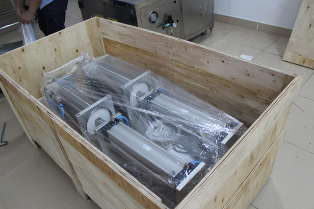 stroj vnútri drevenej skrinky.jpg