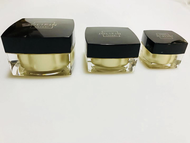 štvorcové čierne poháre na uzatváranie uzáverov