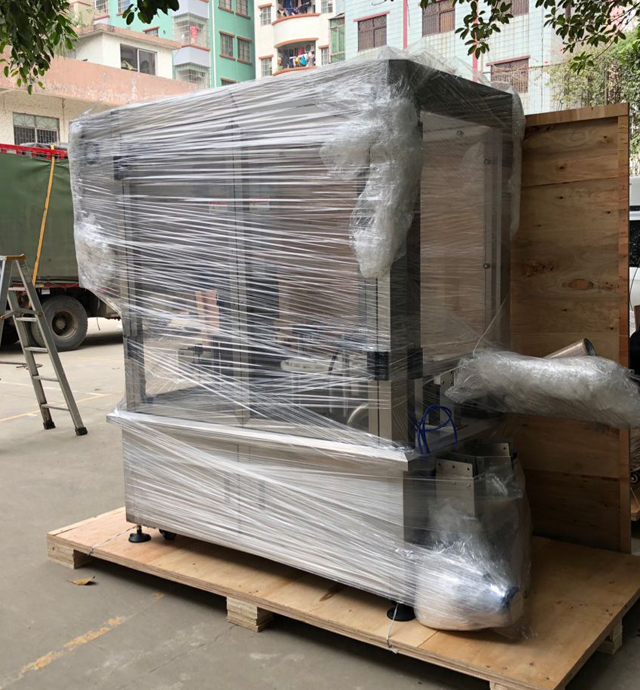 stroj na uzatváranie pohárov krému v drevenom obale