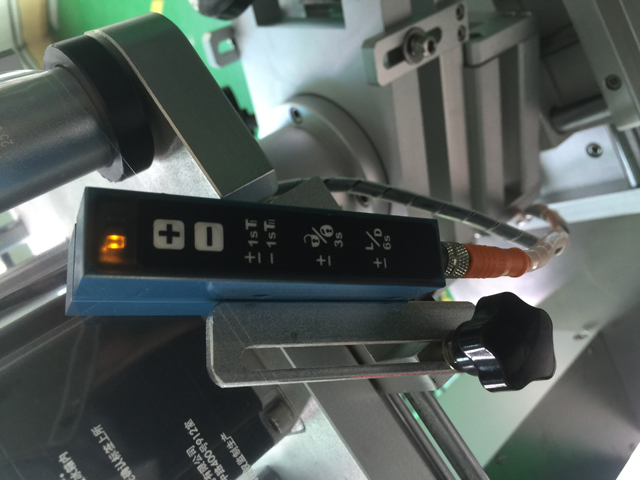 senzor na detekciu štítkov transparent.jpg